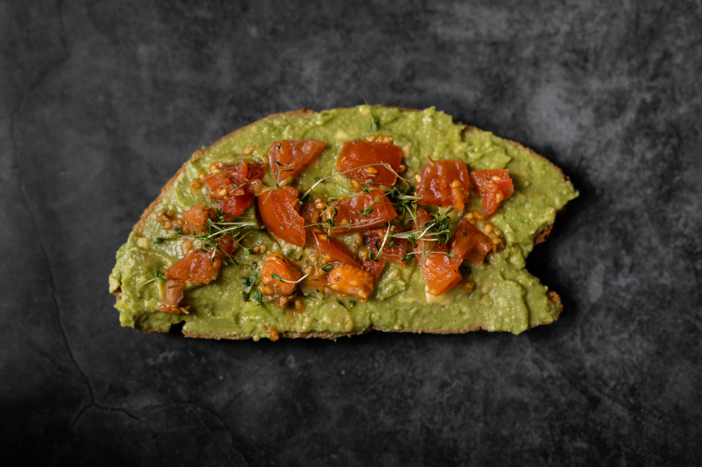 Avocadostulle mit Tomate