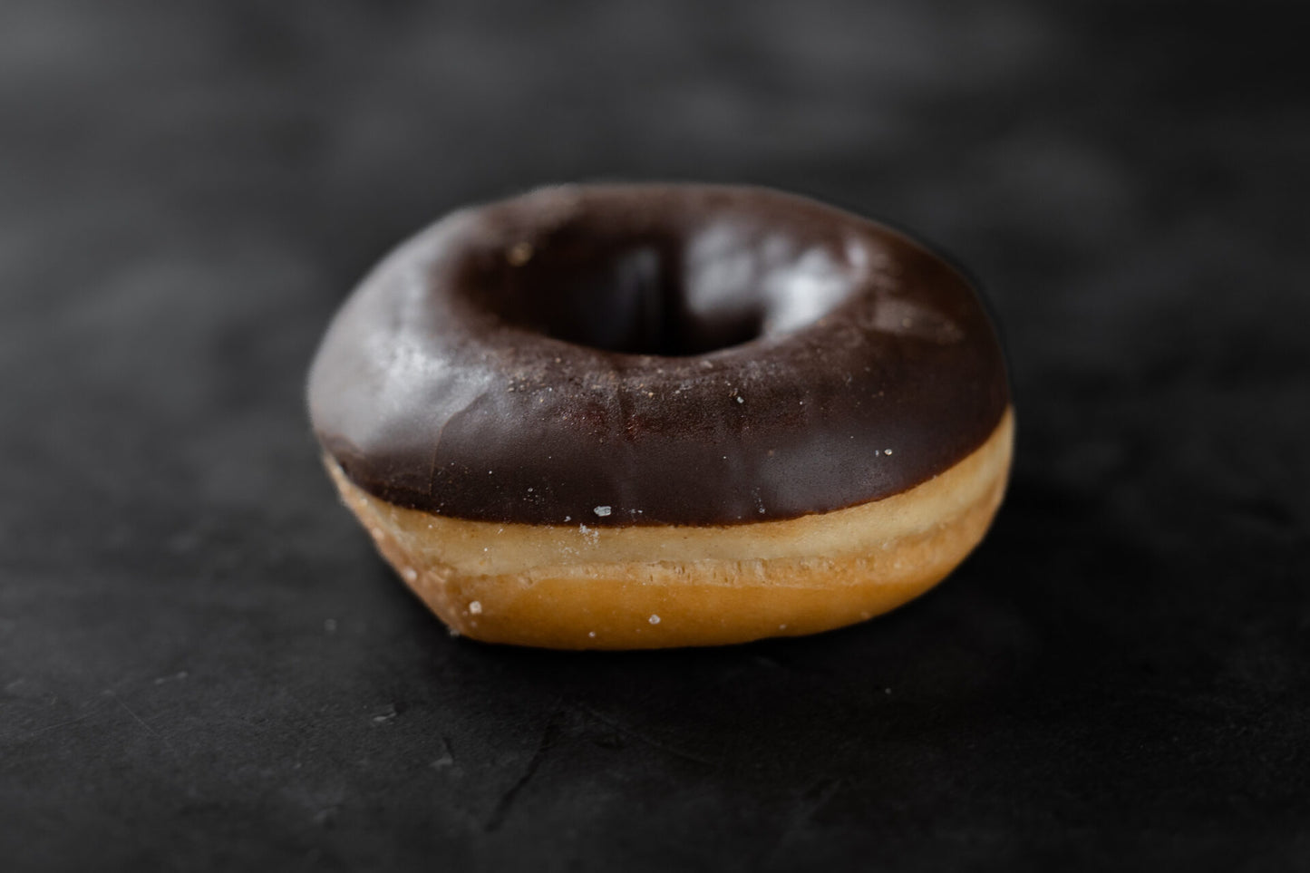 Donut mit Schoko glasiert